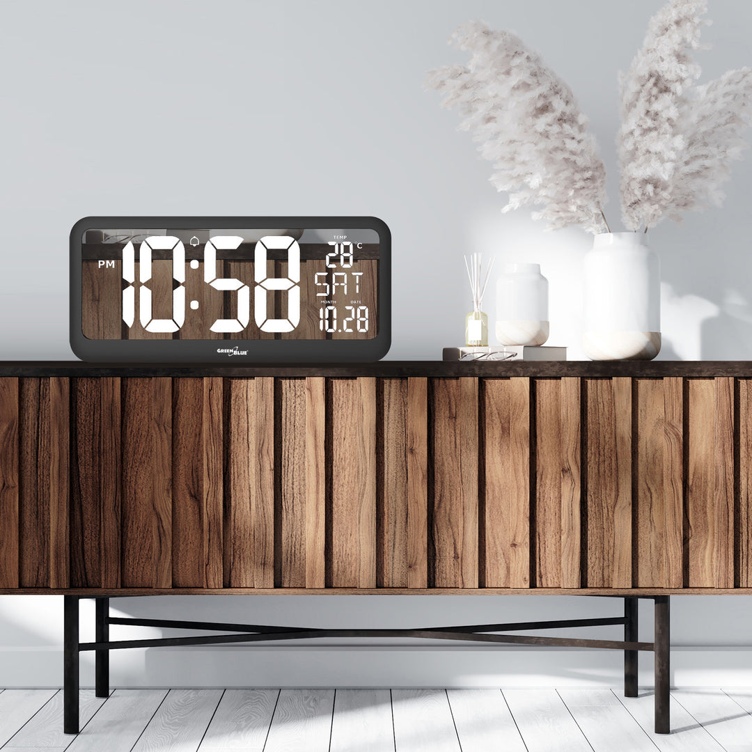 GreenBlue GB214 Orologio digitale con sensore di temperatura 37x17cm Display LED con allarme Da appoggiare su un tavolo o da appendere alla parete Alimentazione tramite adattatore di rete o batterie