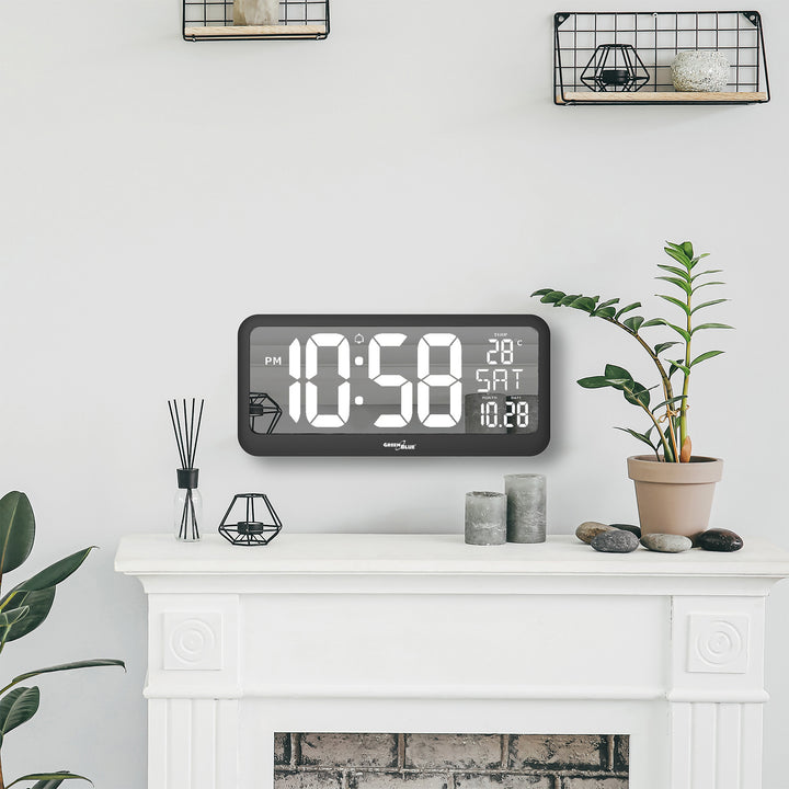 GreenBlue GB214 Orologio digitale con sensore di temperatura 37x17cm Display LED con allarme Da appoggiare su un tavolo o da appendere alla parete Alimentazione tramite adattatore di rete o batterie