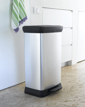 Pattumiera CURVER capienza 50L colore argento con pedale
