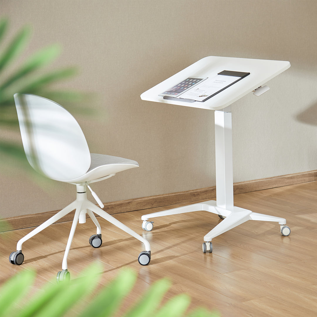 Scrivania mobile Maclean per laptop, bianca, regolazione pneumatica dell'altezza, 80x52cm, 8kg max, 109cm h, MC-453W