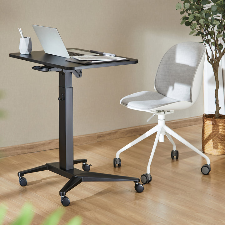 Scrivania mobile Maclean per laptop, nera, regolazione pneumatica dell'altezza, 80x52cm, 8kg max, 109cm h, MC-453B