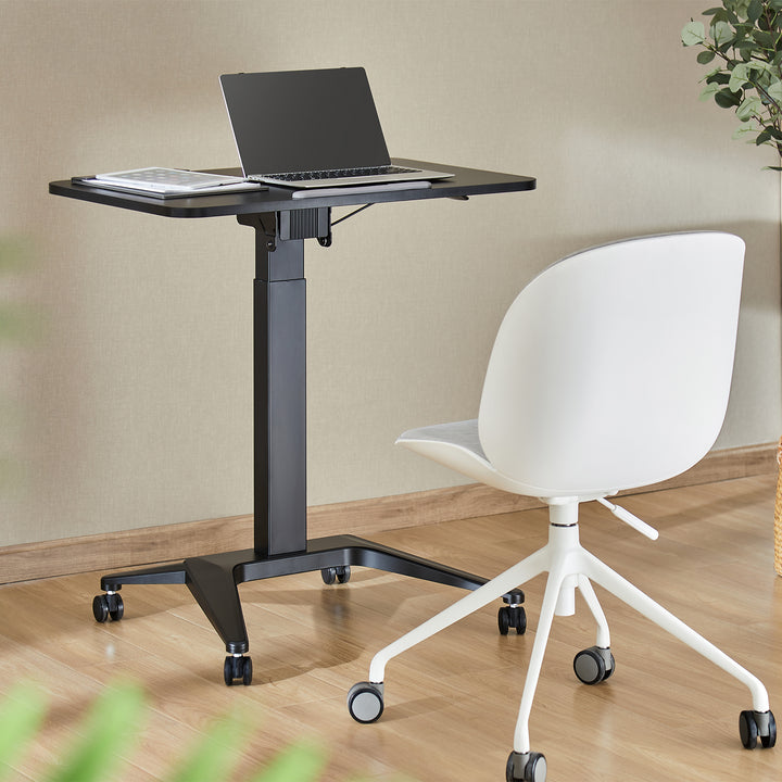 Scrivania mobile Maclean per laptop, nera, regolazione pneumatica dell'altezza, 80x52cm, 8kg max, 109cm h, MC-453B