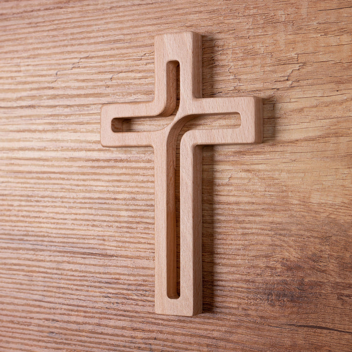 Croce sospesa in legno naturale moderna 25x16x1,6 cm