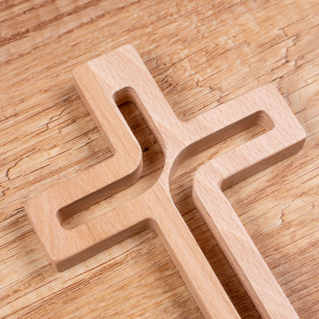 Croce sospesa in legno naturale moderna 25x16x1,6 cm