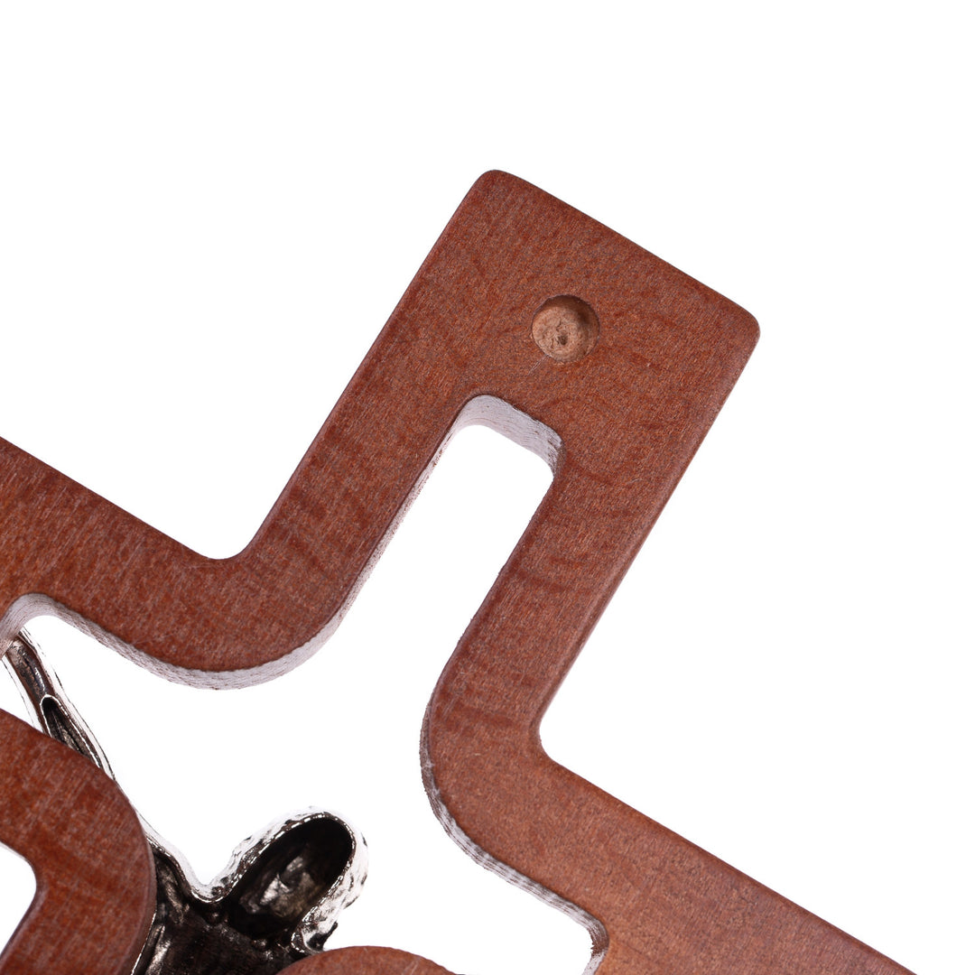 Croce di legno appesa moderna con croce a righe marrone 30x18x1,8cm