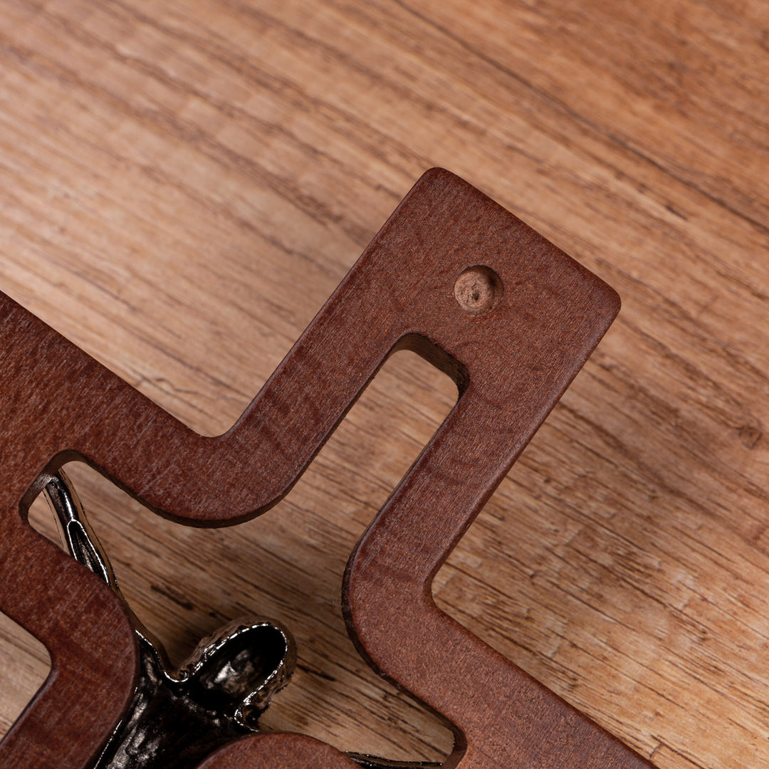 Croce di legno appesa moderna con croce a righe marrone 30x18x1,8cm