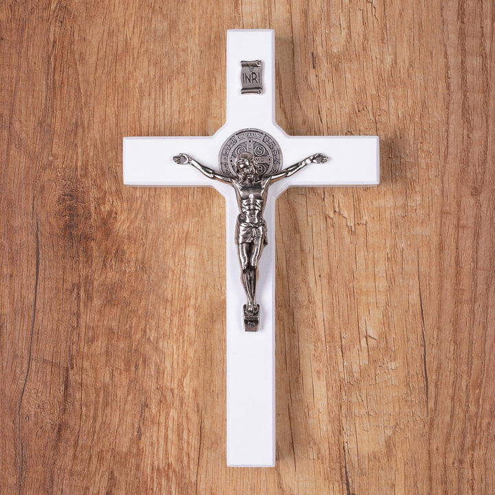Croce di legno di San Benedetto appesa con pasquac colore bianco 18x10x1,8cm
