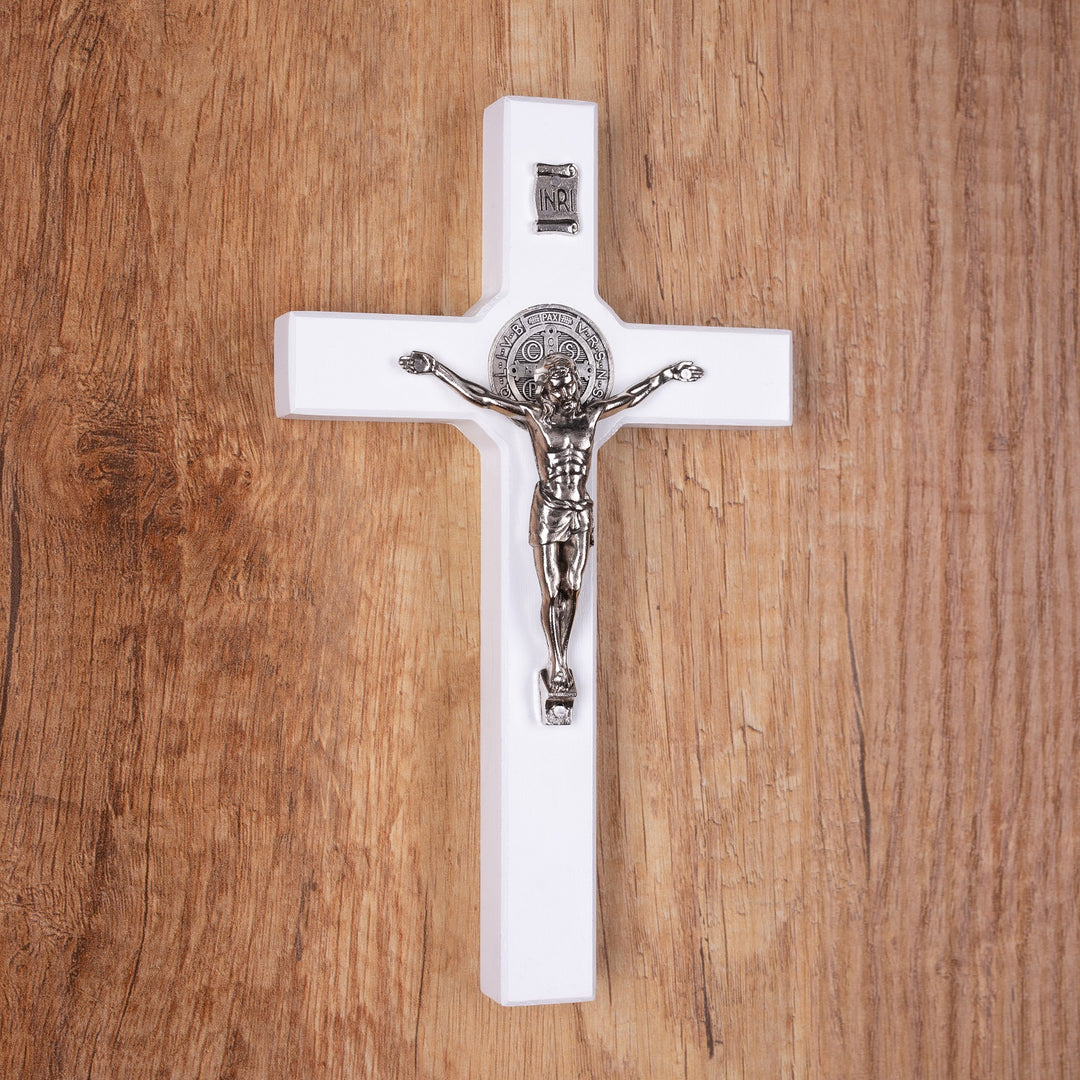 Croce di legno di San Benedetto appesa con pasquac colore bianco 18x10x1,8cm