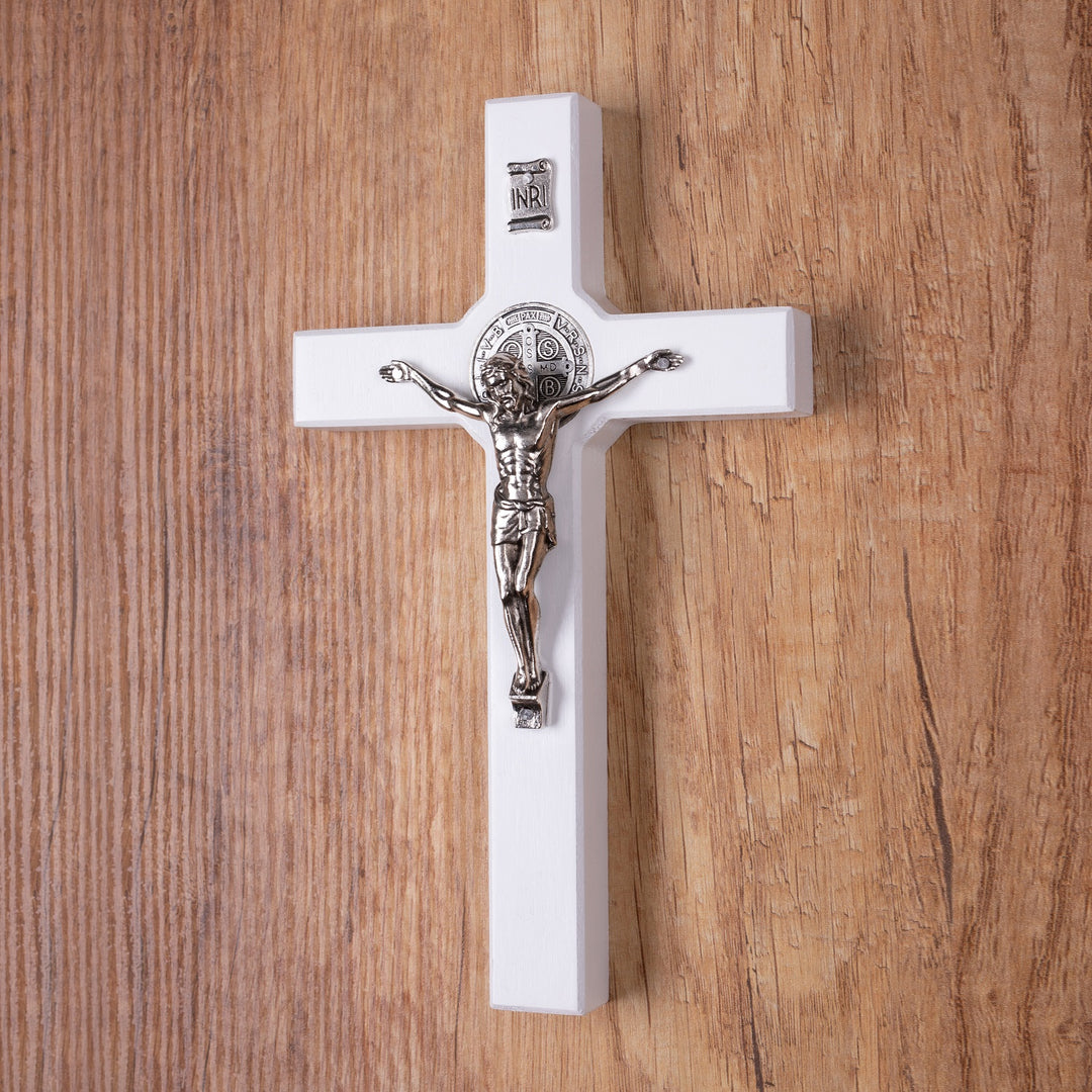 Croce di legno di San Benedetto appesa con pasquac colore bianco 18x10x1,8cm