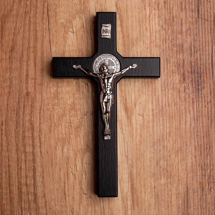 Croce di San Benedetto in legno appesa con pasqua, colore nero 28x16x1,8cm