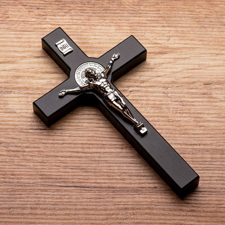 Croce di San Benedetto in legno appesa con pasqua, colore nero 28x16x1,8cm