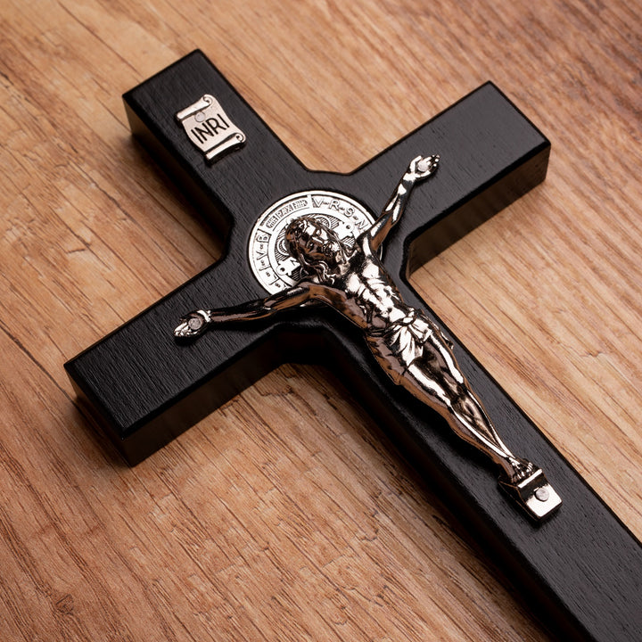 Croce di San Benedetto in legno appesa con pasqua, colore nero 28x16x1,8cm