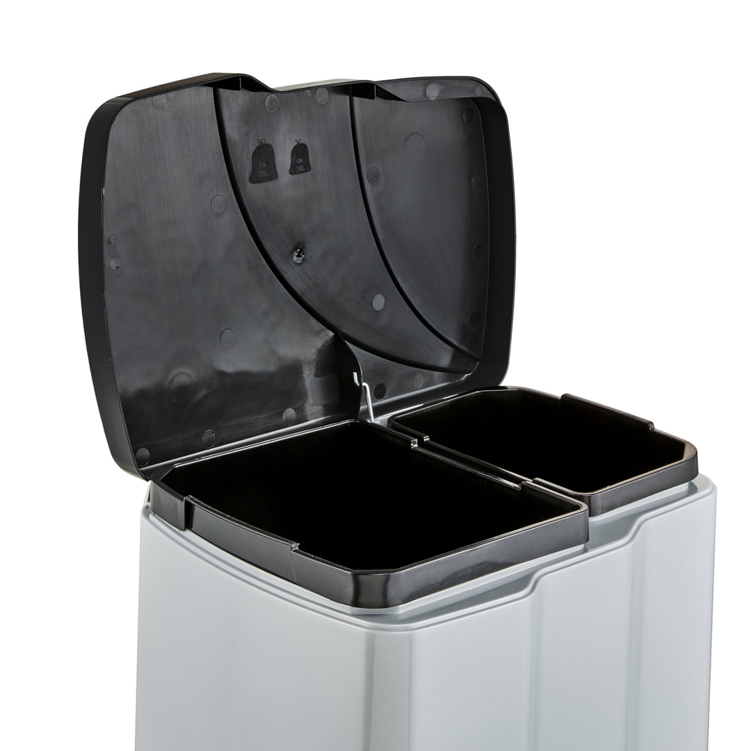 Pattumiera a pedale Keeper Gunnar con capacità di 7 L + 15 L in argento, realizzato in plastica di alta qualità. Adatto, tra l'altro, per la raccolta differenziata dei rifiuti in casa e in ufficio.