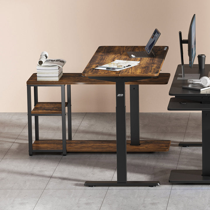 Scrivania elettrica sollevabile Ergo Office, altezza massima 121 cm, peso massimo 70 kg, con piano d'appoggio e ripiani, per stare in piedi e seduti, marrone rustico, ER-450, 2 parti