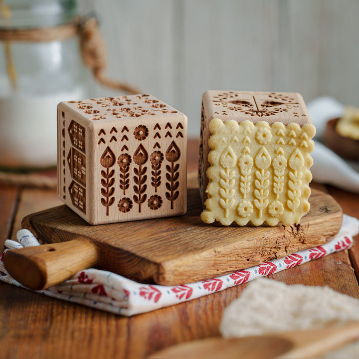 Cubo per dolci inciso Starmann, 6 cm, legno di faggio, 6 disegni, stile scandinavo