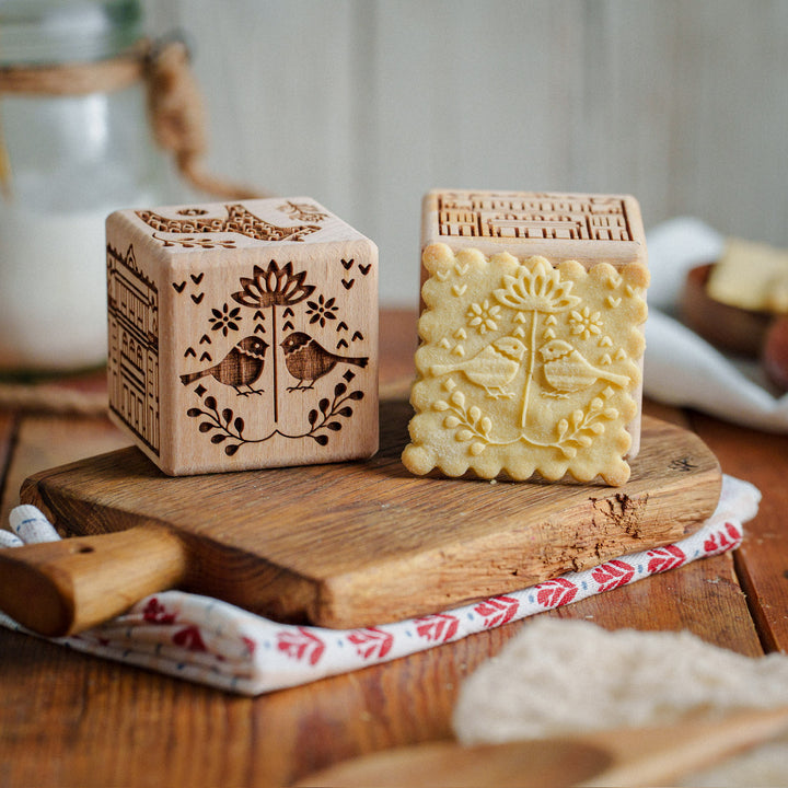 Cubo per dolci inciso Starmann, 6 cm, legno di faggio, 6 disegni, stile scandinavo
