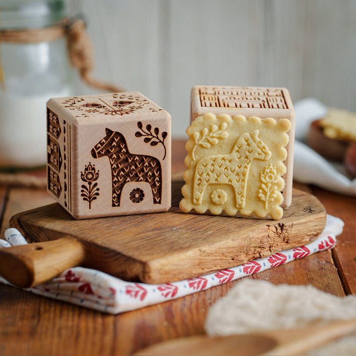 Cubo per dolci inciso Starmann, 6 cm, legno di faggio, 6 disegni, stile scandinavo