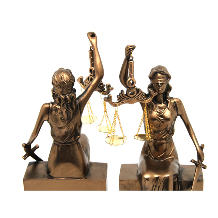 Statuette di Themis con bilancia e spada, poggia libri, Regina Isabella, 2 pezzi