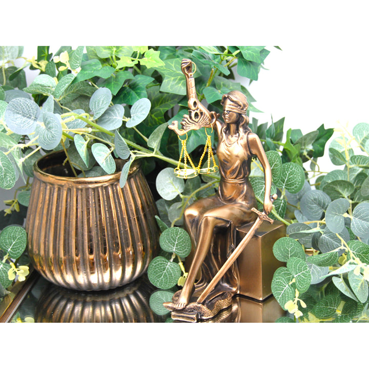 Statuette di Themis con bilancia e spada, poggia libri, Regina Isabella, 2 pezzi
