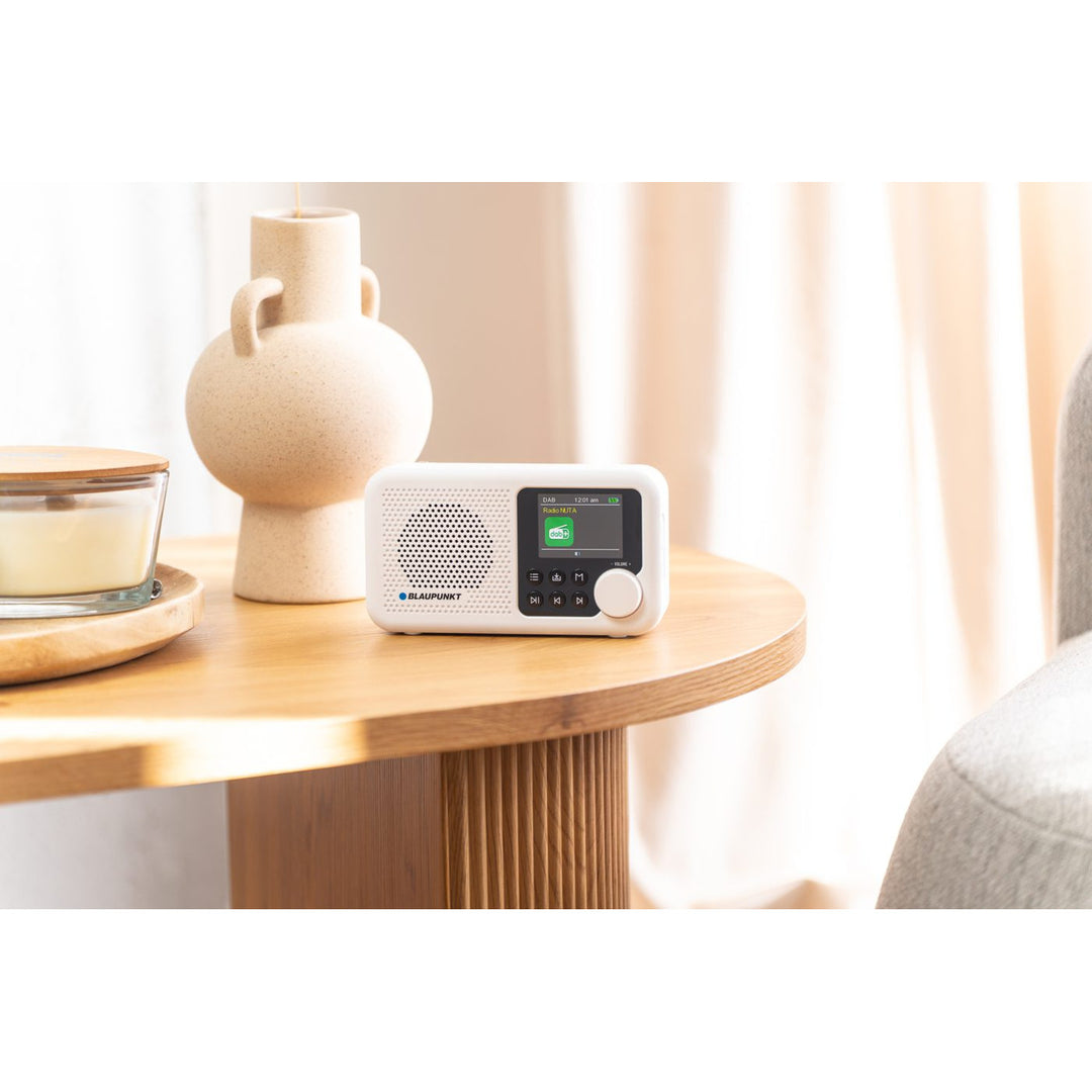 Radio portatile Blaupunkt, radio digitale DAB+ e sintonizzatore FM, Bluetooth, uscita cuffie, display a colori da 2,4 pollici, funzione orologio e sveglia, alimentata a batteria e ricaricabile tramite USB-C, DR8WH