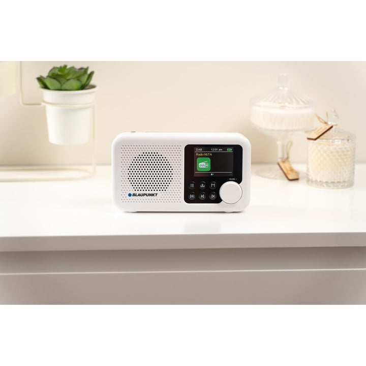 Radio portatile Blaupunkt, radio digitale DAB+ e sintonizzatore FM, Bluetooth, uscita cuffie, display a colori da 2,4 pollici, funzione orologio e sveglia, alimentata a batteria e ricaricabile tramite USB-C, DR8WH