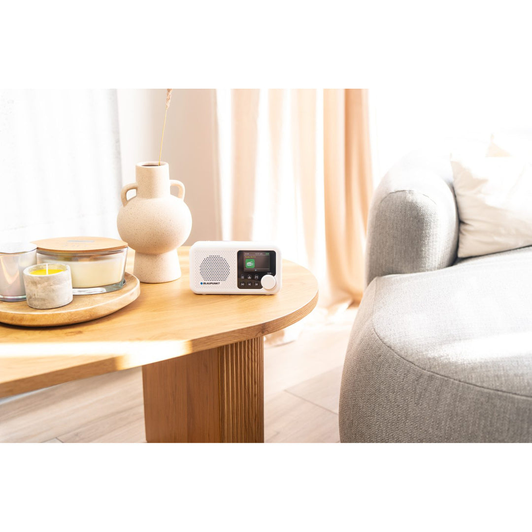 Radio portatile Blaupunkt, radio digitale DAB+ e sintonizzatore FM, Bluetooth, uscita cuffie, display a colori da 2,4 pollici, funzione orologio e sveglia, alimentata a batteria e ricaricabile tramite USB-C, DR8WH