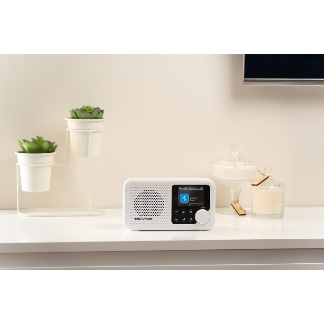 Radio portatile Blaupunkt, radio digitale DAB+ e sintonizzatore FM, Bluetooth, uscita cuffie, display a colori da 2,4 pollici, funzione orologio e sveglia, alimentata a batteria e ricaricabile tramite USB-C, DR8WH