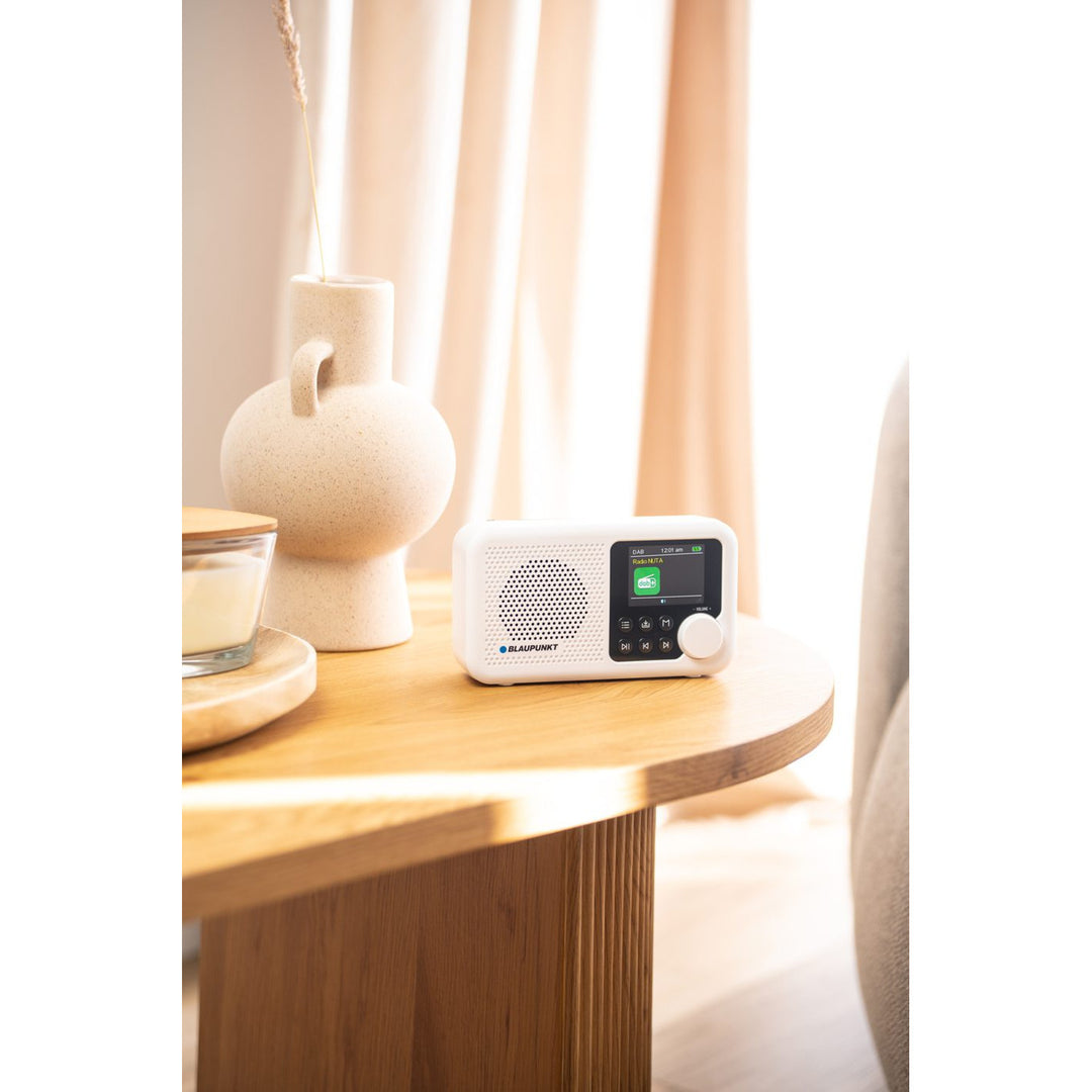 Radio portatile Blaupunkt, radio digitale DAB+ e sintonizzatore FM, Bluetooth, uscita cuffie, display a colori da 2,4 pollici, funzione orologio e sveglia, alimentata a batteria e ricaricabile tramite USB-C, DR8WH