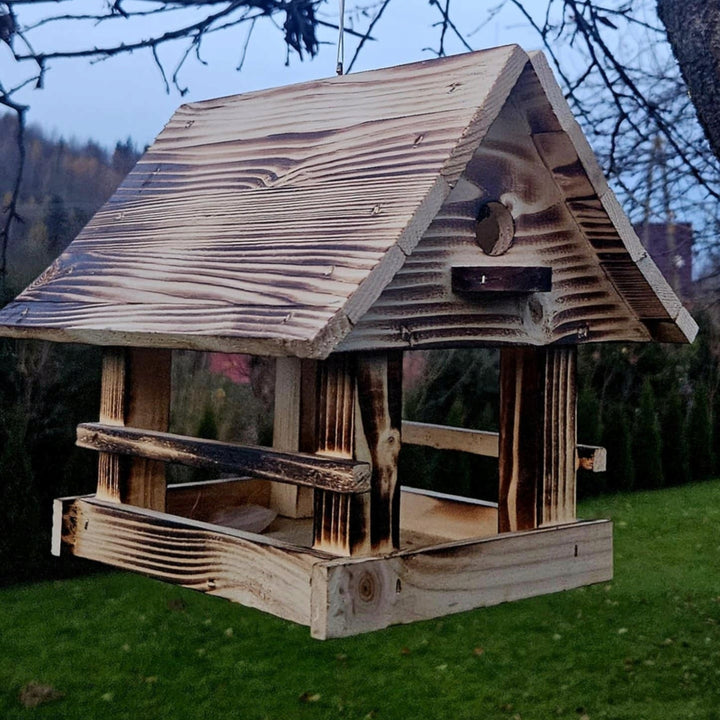 Mangiatoia per uccelli Woodok, in legno, cotta, gancio per appendere + semi per uccelli 1kg