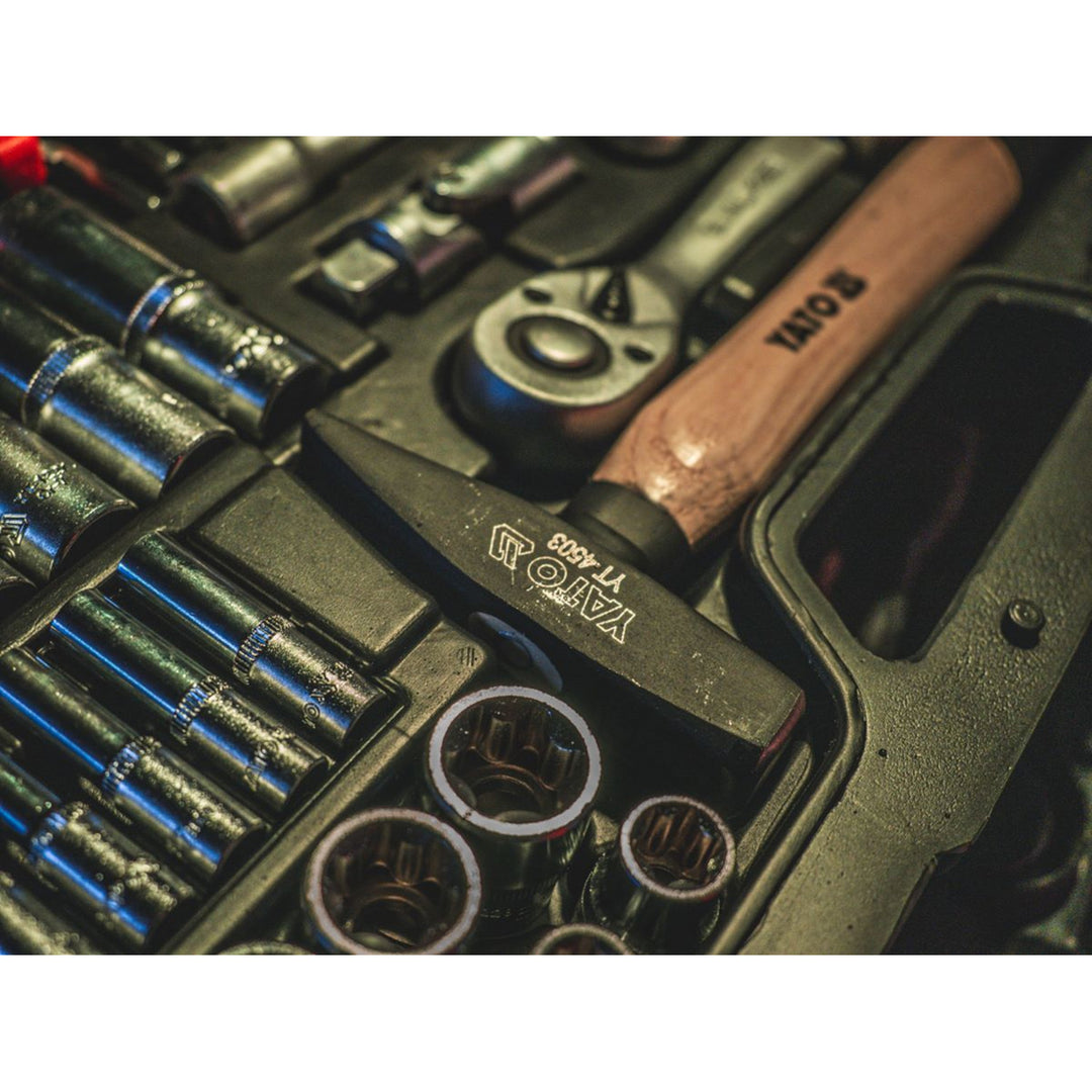 Set di utensili professionale Yato, 122 pezzi (chiavi a bussola, bussole, cacciaviti, martello), cacciaviti con punte magnetiche e temprate, YT-38901
