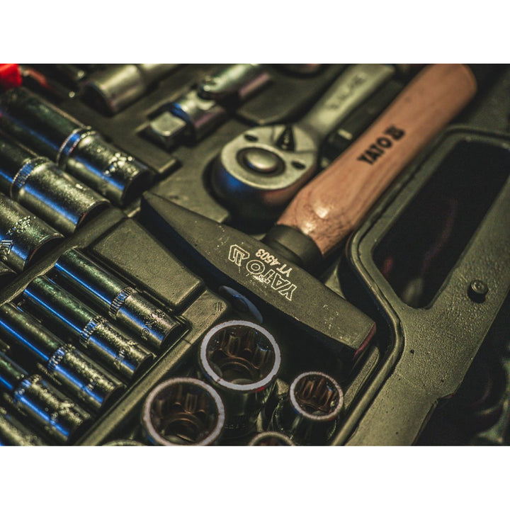 Set di utensili professionale Yato, 122 pezzi (chiavi a bussola, bussole, cacciaviti, martello), cacciaviti con punte magnetiche e temprate, YT-38901